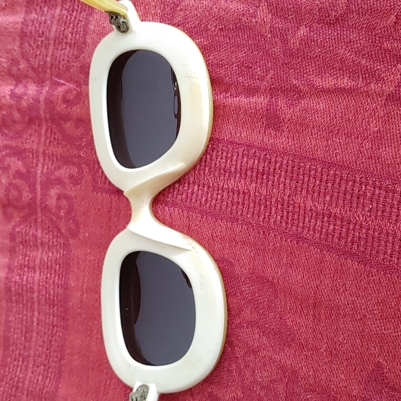Vintage yellow sunglasses. Made for a narrow face made in Italy. - Picture 3 of 8